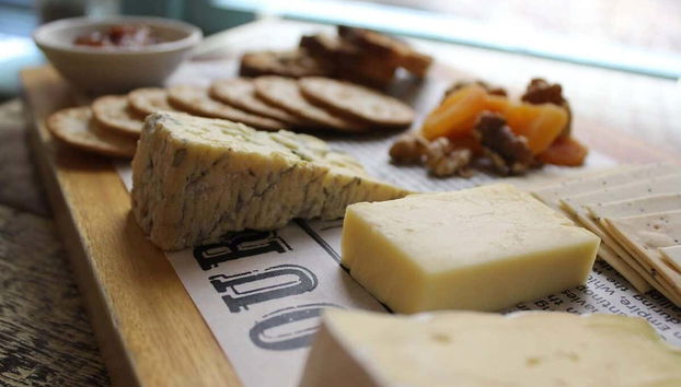 Uma tábua de queijos