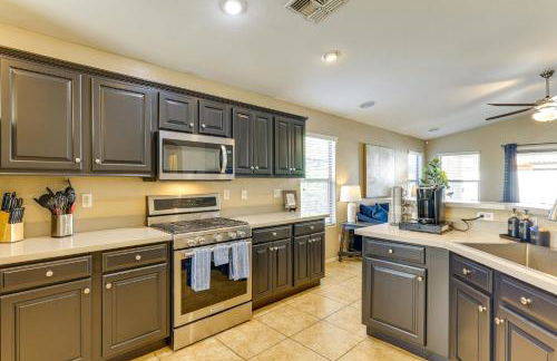 4 Mi to Luke AFB Family Home with Pool and Hot Tub - Foto 8