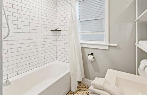 Luxurious 8BR Beach Duplex w Ocean Views - Photo 24