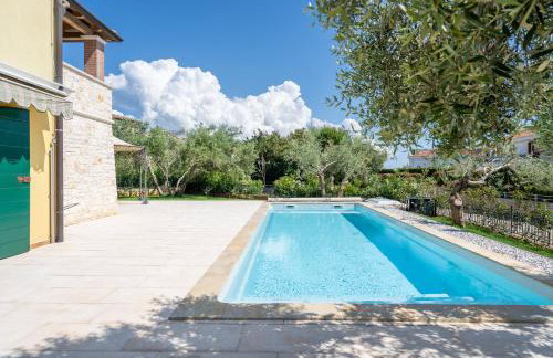 Charming Orange Apartment with Private Pool and Garden Oasis - Foto 3