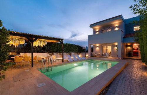 Niovis Villa - Photo 1