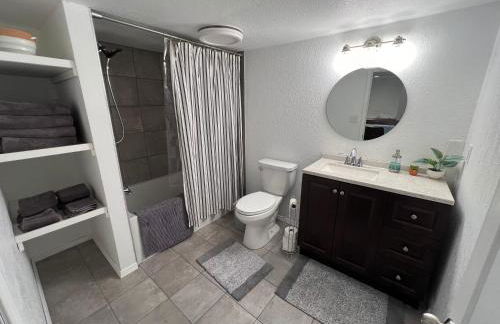 Curly's Quarters (4 Bedroom Home) w/ Lambeau view - Foto 16