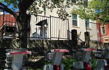 Cozy Apt in Walkable Area Downtown with Parking - Foto 22