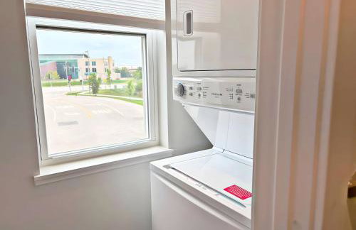 Modern 4BR Townhouse with Parking & Lake Views - WVille rep 4 - Foto 51