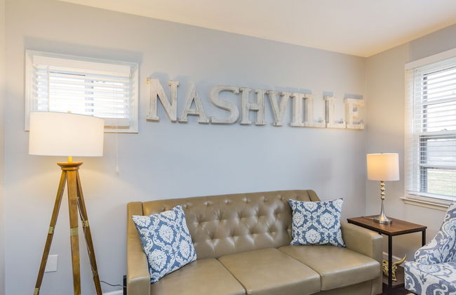 Savor the Homey Vibe at a Chilled Nest Five Min Downtown - Foto 19