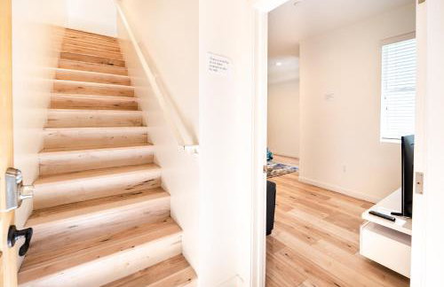 Modern 3 Bedroom 3 Level Loft in Hollywood Sleeps 10 Free Gated Parking Full Kitchen - Photo 13