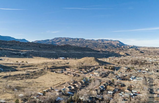 2BR Aptmt Parks Private Deck, Mountain Views! - Photo 22