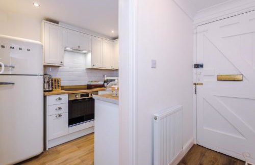 Country Charm Cottage Sleeps 4 & Free Parking - Photo 4