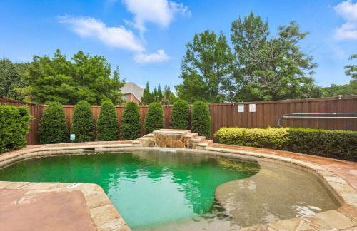 Lewisville Luxe Pool Getaway - Patio BBQ TV Room - Foto 45