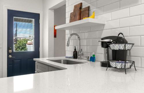 NEW SoHo Sanctuary - Gorgeous Apartment Steps to S Howard Ave with Fenced Yard - Foto 11