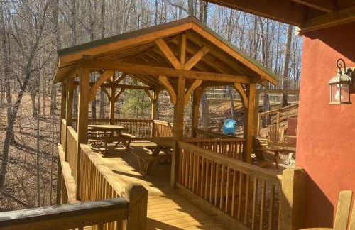 Red Rooster Family Cabin w/Hot Tub+Fire Pit+View - Foto 35