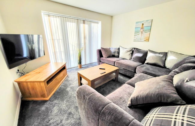 Large Modern House with Parking - Photo 59