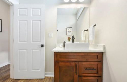 HostWise Stays - The Larryville - Amazing Bathroom, Perfect Location, Custom Build - Foto 9