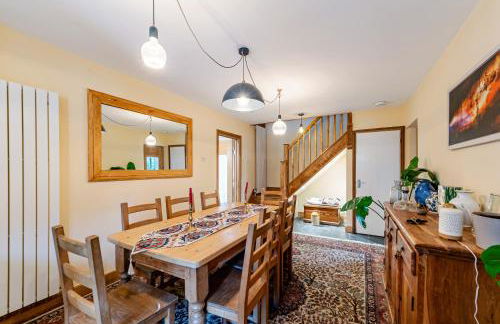 Whimsical Countryside Escape with Sprawling Garden - Foto 14