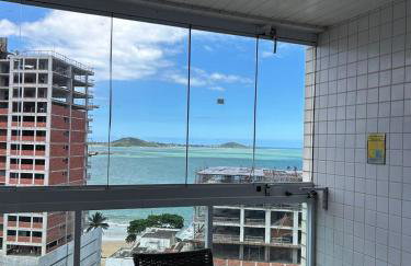 Apartamento Frente para o Mar - Varandão com Blindex - Vista para o Mar - 1 Suite e mais 2 Quartos-Ar Condicionado - 2 Vagas - BEIRA MAR - 70 metros da Praia ,TVS SMART GERAL -WI-FI -DISNEY PLUS- PORT 24 HORAS-KIT PRAIA-ROUPA DE CAMA 2 XCASAIS - Foto 6