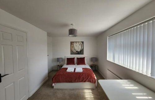 Kennedy Villa - 5 Bedroom House with Hot Tub, WiFi, Free parkings, Close to Bicester Village - Foto 12