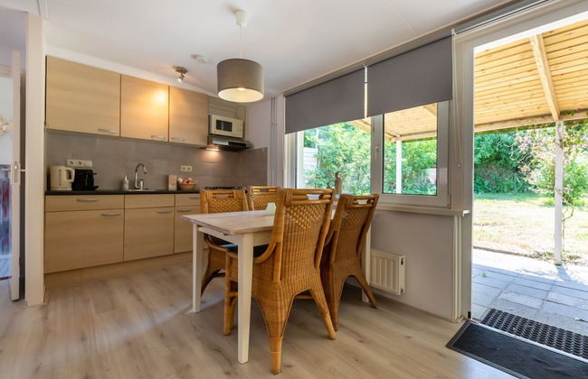 Cozy Holiday Home 3 Minutes From the Beach! - Photo 8