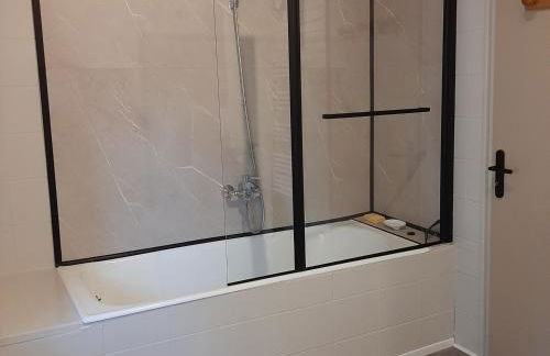 Gîte paisible dans une ancienne ferme avec WIFI et parking à Saint-Bresson - FR-1-583-440 - Foto 12