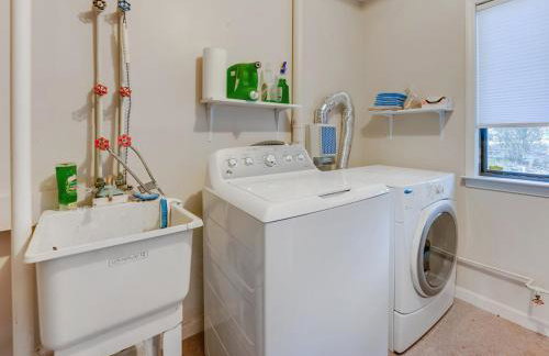 Lakefront Retreat with Views and Decks and Fire Pit - Foto 64