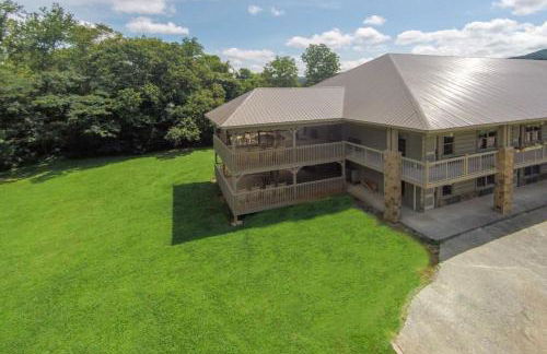 Pool and Riverfront! Couples Retreat in Smoky Mtns - Foto 25