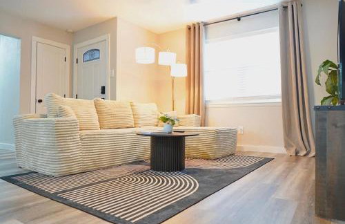 Luxury 4BR Retreat 10 Mins to Downtown & Lake - Photo 3