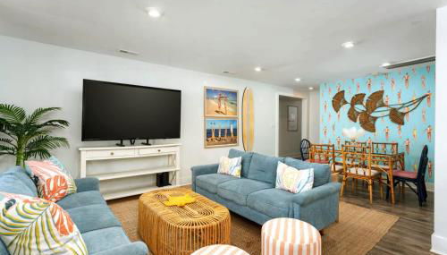 Downtown Retreat, 5BR Game Room & Pet Friendly - Photo 3