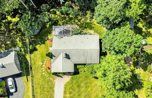 1 Story Family Home Half Mile to Beach with Patio , Grill, Office with Twin Beds, Peaceful Wooded Setting, Spacious Driveway, Garden Views, Walk to Shore, Perfect Cape Cod Getaway for Families - Foto 44