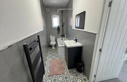 Levenshulme House - 2 Bedroom - Sleeps 6 - Free Parking & WiFi - Foto 7