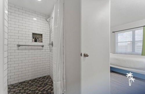 Lake View Top Floor 2 Bed 2 Bath Condo with Balcony - Foto 28