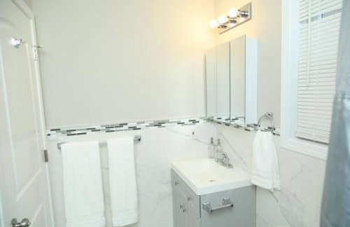 Grace Filled Apartment in Newark - Photo 18