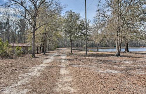 Charming Retreat on 20 Acres with Private Lake! - Foto 23