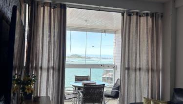 Apartamento Frente para o Mar - Varandão com Blindex - Vista para o Mar - 1 Suite e mais 2 Quartos-Ar Condicionado - 2 Vagas - BEIRA MAR - 70 metros da Praia ,TVS SMART GERAL -WI-FI -DISNEY PLUS- PORT 24 HORAS-KIT PRAIA-ROUPA DE CAMA 2 XCASAIS - Foto 4