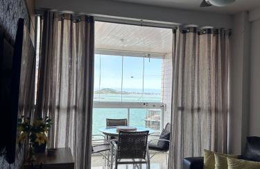 Apartamento Frente para o Mar - Varandão com Blindex - Vista para o Mar - 1 Suite e mais 2 Quartos-Ar Condicionado - 2 Vagas - BEIRA MAR - 70 metros da Praia ,TVS SMART GERAL -WI-FI -DISNEY PLUS- PORT 24 HORAS-KIT PRAIA-ROUPA DE CAMA 2 XCASAIS - Foto 4