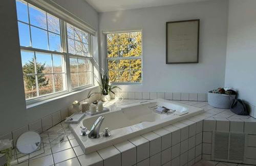 Quiet Luxury in the Heart of the Hamptons - Foto 43