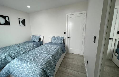 Cheerful house with EV, Parking & backyard - Foto 30