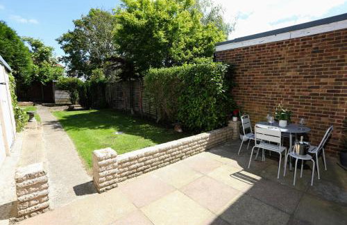 Aisiki Stays Apartments at Hillingdon, 3-Bedroom & 2-Bathroom, Pet-Friendly House with Garden, King or Twin Beds with Free WiFi and Parking Space - Foto 18