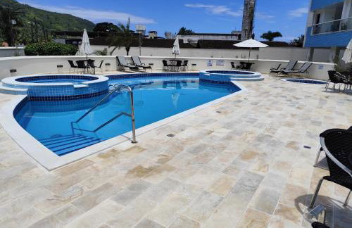 Apto com ar-cond e piscina a 100m mar praia da Enseada - Foto 50