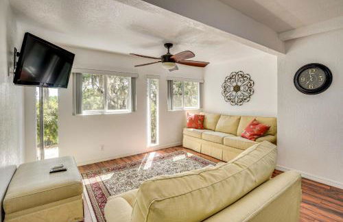 Walk to Lake George Quiet Nature Escape with Deck - Foto 5