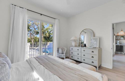 NEW LISTING! Reel Joy Waterfront Luxe with Pool and Private Dock home - Foto 18