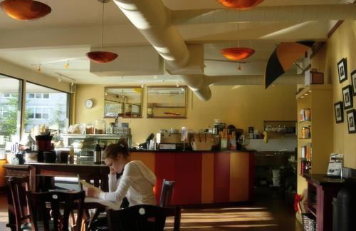 Spacious Main Street Retreat for families and large groups - Photo 33