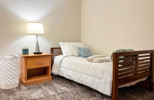 Manchester -Queen beds - Mins to MHT - W/D in Unit - Foto 9