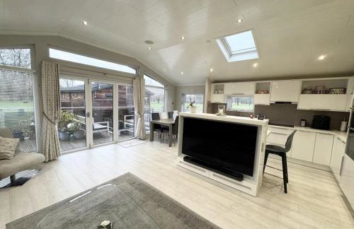 Modern 2 bed cabin with River Views - Photo 10