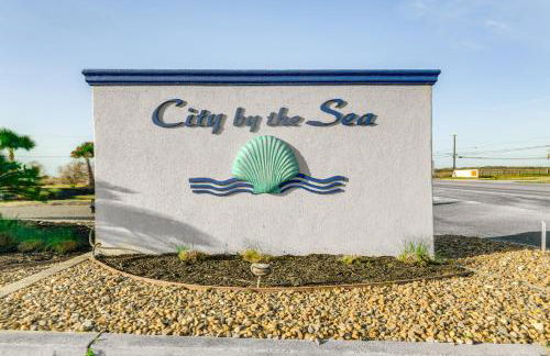 Waterfront Home with Deck and Pool in City-by-the-Sea - Foto 35