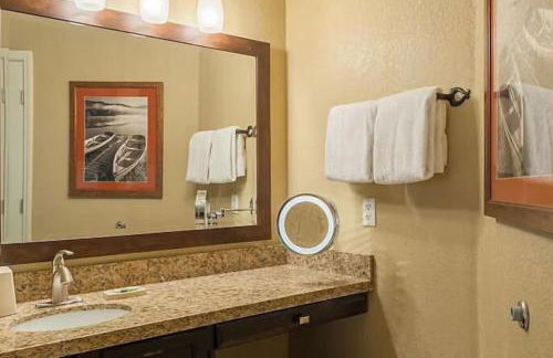 Relax surrounded by nature in this 1BD resort condo with resort amenities - Foto 11