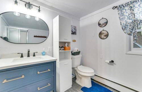 Updated Cabin with 2 Suites, Fire Pit and Forest Views - Foto 17