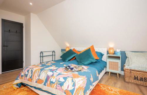 Peaceful Stylish Entire Apartment - Views, Gardens, Firepit, Balcony - Photo 18