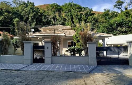 Casa Teresópolis perto do centro com três suítes e piscina - Foto 24