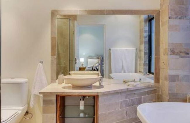 Dual Level Apartment Walking Distance to the Beach Harrier Place - Foto 32