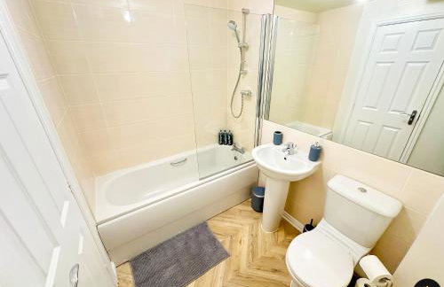 Modern 4 Beds House With FREE Parking - Foto 9