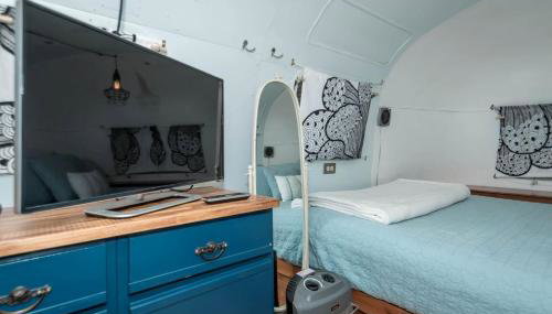 Sleek Retro Airstream Rental for Glamping for Two near Downtown Austin - Foto 5